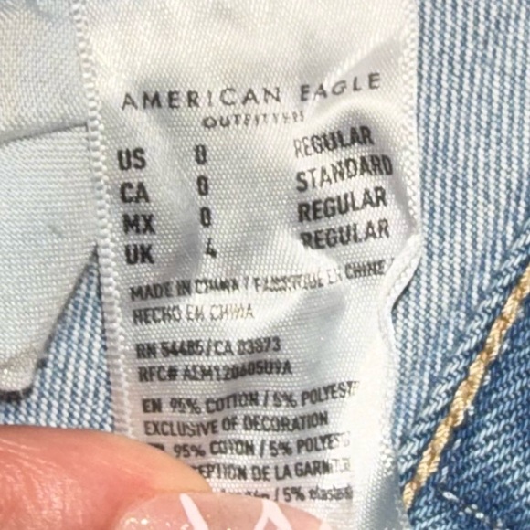 ~american eagle Women's Distressed Blue Jeans - Picture 6 of 6